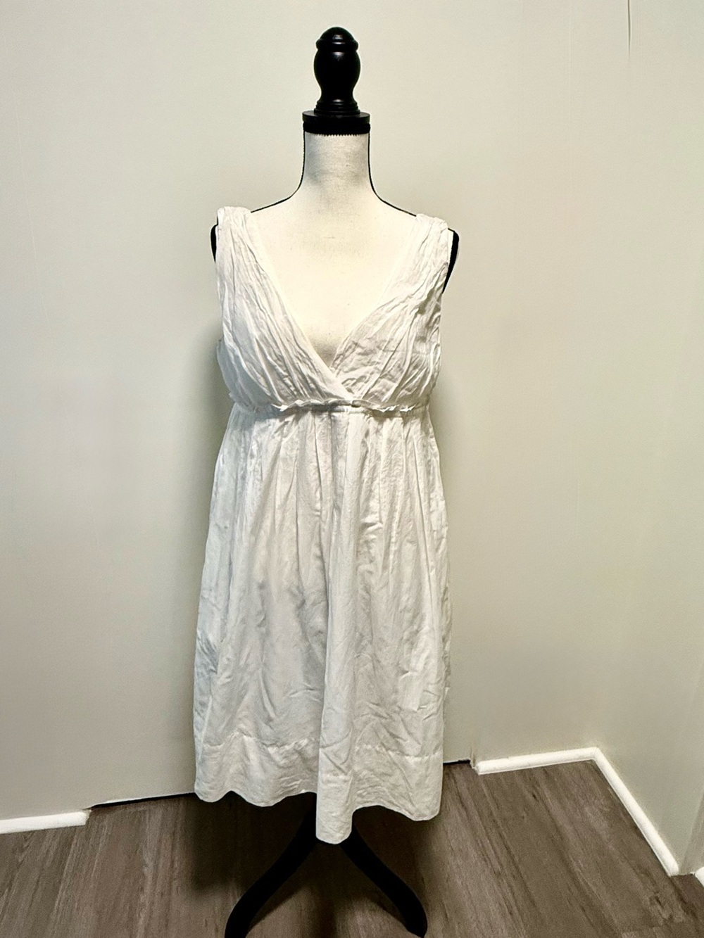 GAP Empire White V-Neck Sleeveless Summer Dress size 10 gently used
